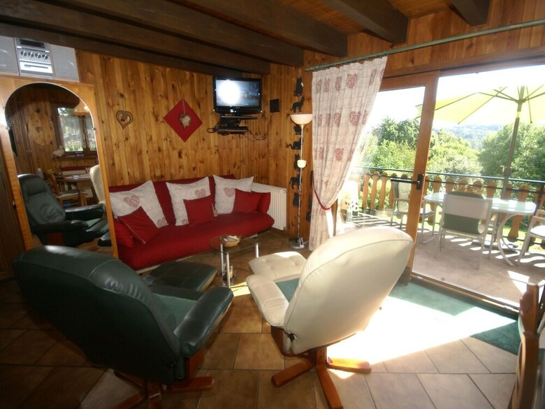 Cozy Chalet With Breathtaking Views In Hommert