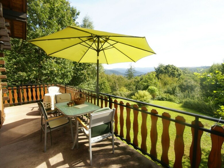 Cozy Chalet With Breathtaking Views In Hommert