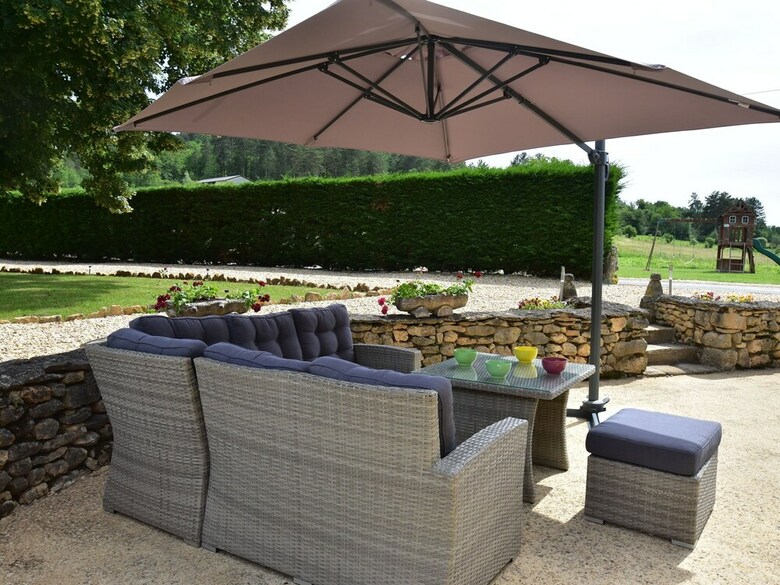 Cozy Holiday Home In Saint-l�on-sur-v�z�re With Pool