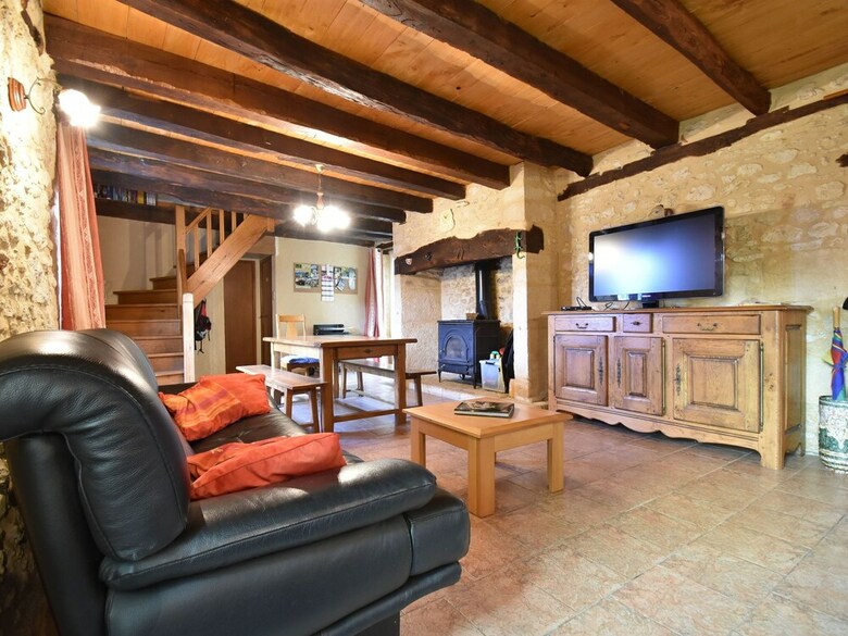 Cozy Holiday Home In Saint-l�on-sur-v�z�re With Pool
