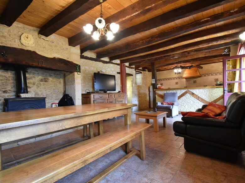 Cozy Holiday Home In Saint-l�on-sur-v�z�re With Pool