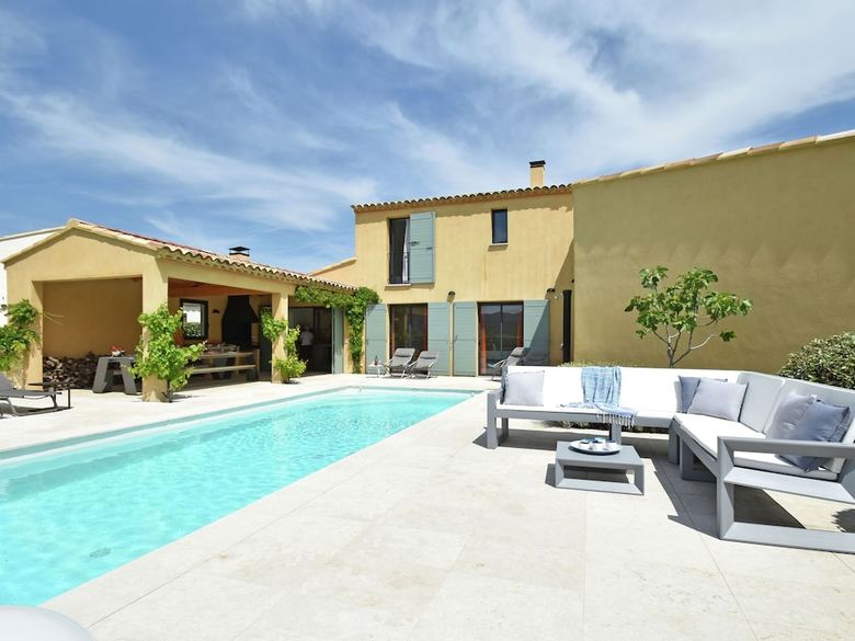 Lavish Villa In Malauc�ne With Private Garden