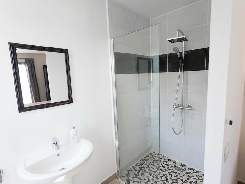 Luxury Villa In Aigne With Swimming Pool