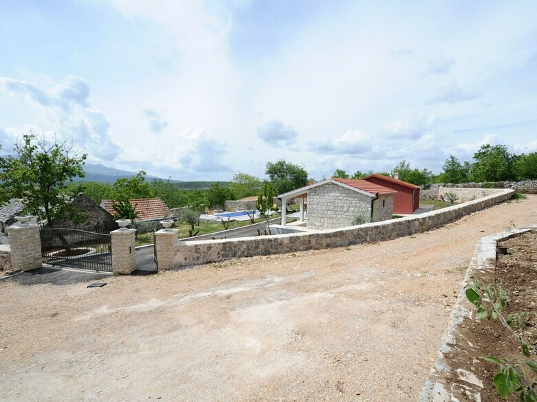 Luxurious Villa With Private Pool In Trilj, Dalmatia