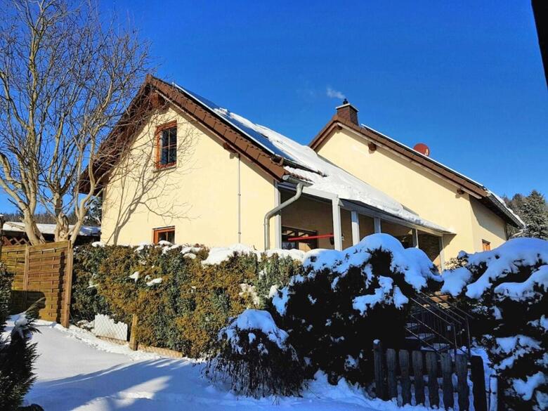 Cozy Apartment In Oelsnitz With Ore Mountains View
