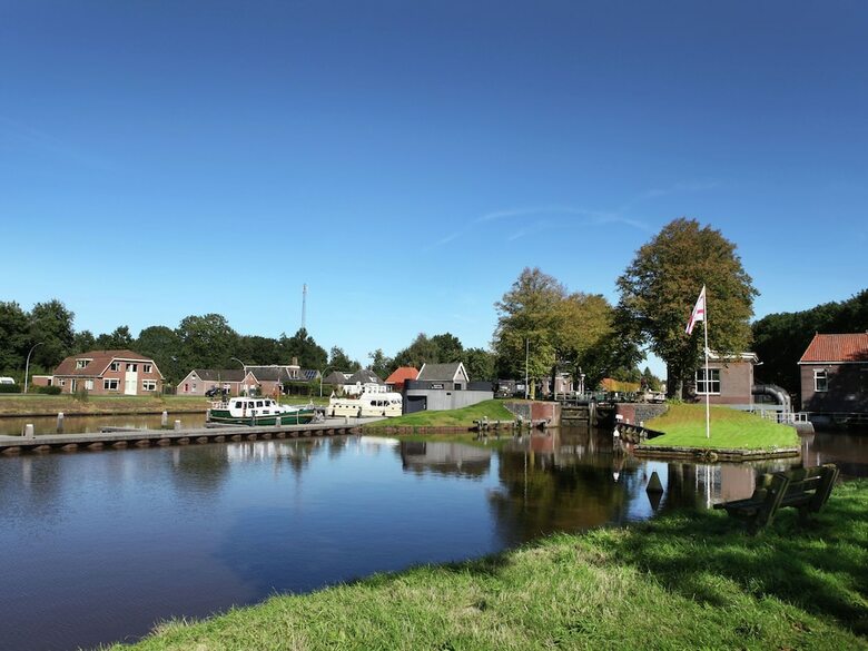 Cozy Holiday Home By The Canal In Dwingeloo