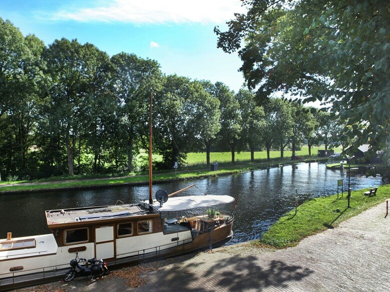 Cozy Holiday Home By The Canal In Dwingeloo