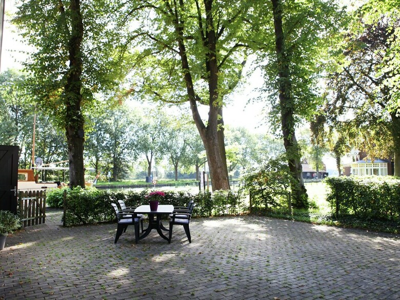 Cozy Holiday Home By The Canal In Dwingeloo