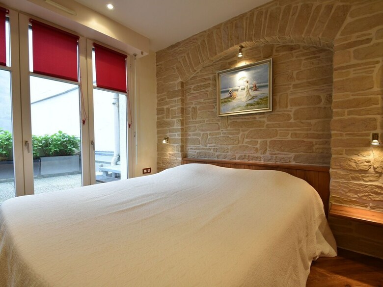 Cosy Apartment In Honfleur With A Private Garden