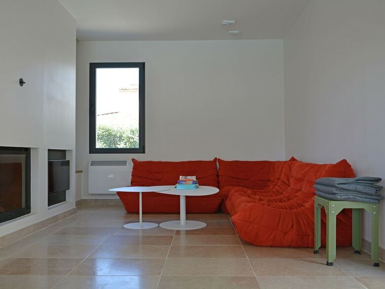 Vibrant Villa In Malauc�ne With Private Garden