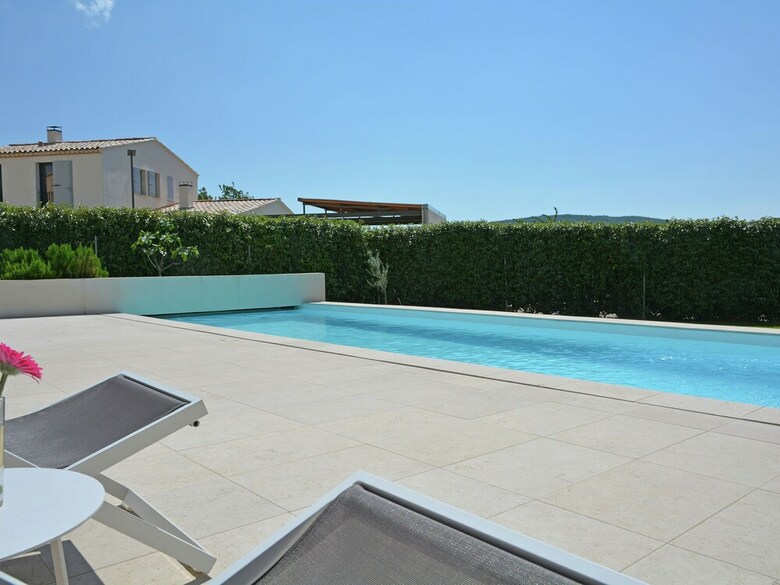 Vibrant Villa In Malauc�ne With Private Garden