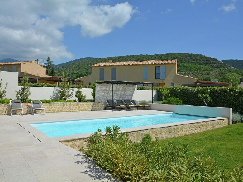 Vibrant Villa In Malauc�ne With Private Garden