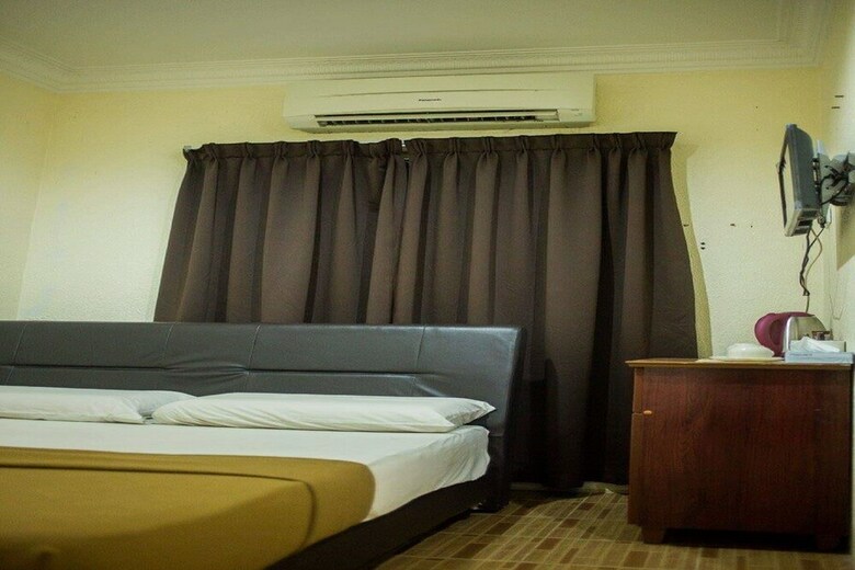 Oyo 89940 Menara One Hotel
