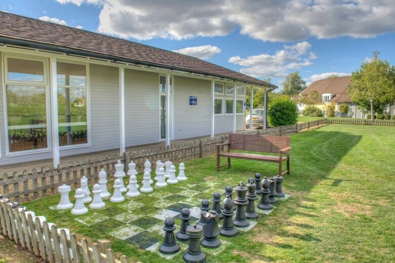 Stunning Lakeside Lodge Within Cotswold Water Park