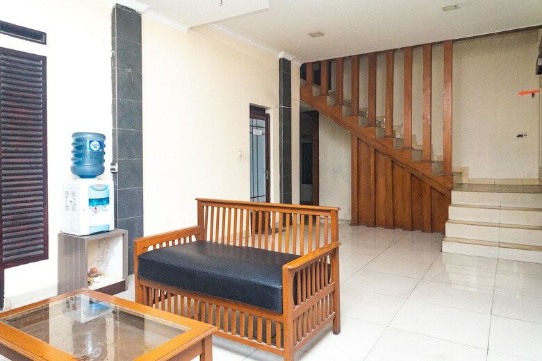 Hostal Oyo 681 Wisma Family Raya