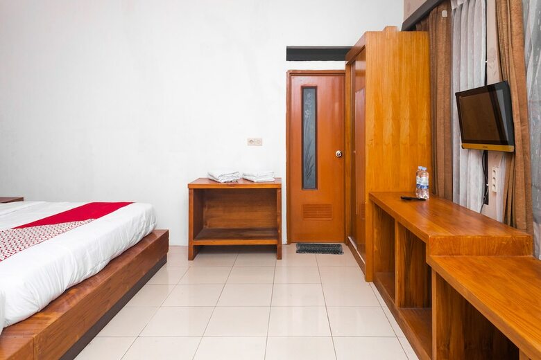 Hostal Oyo 681 Wisma Family Raya