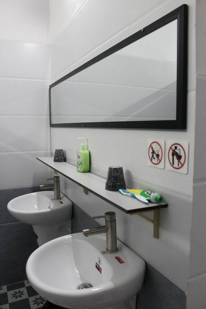 Hostal B Home - Hostel