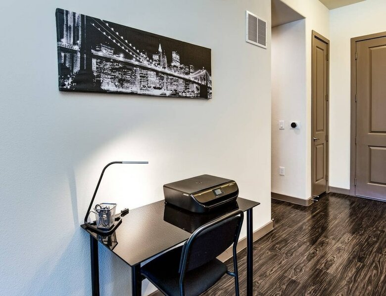 Upscale Condo Close To Downtown - Parking Included