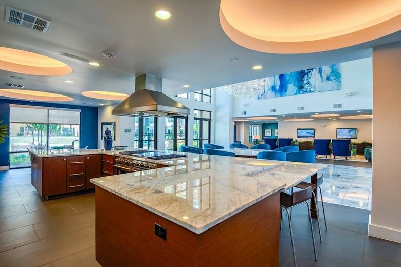 Beautiful & Modern Memorial Home - Near Everything