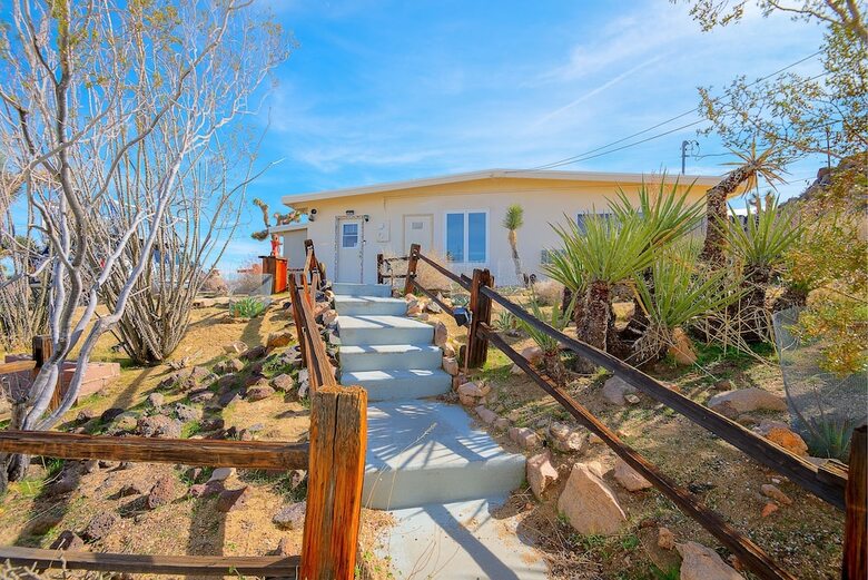 Classic 1960s Cottage On 10 Acres With Jacuzzi!