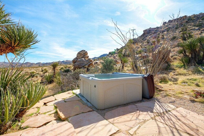 Classic 1960s Cottage On 10 Acres With Jacuzzi!