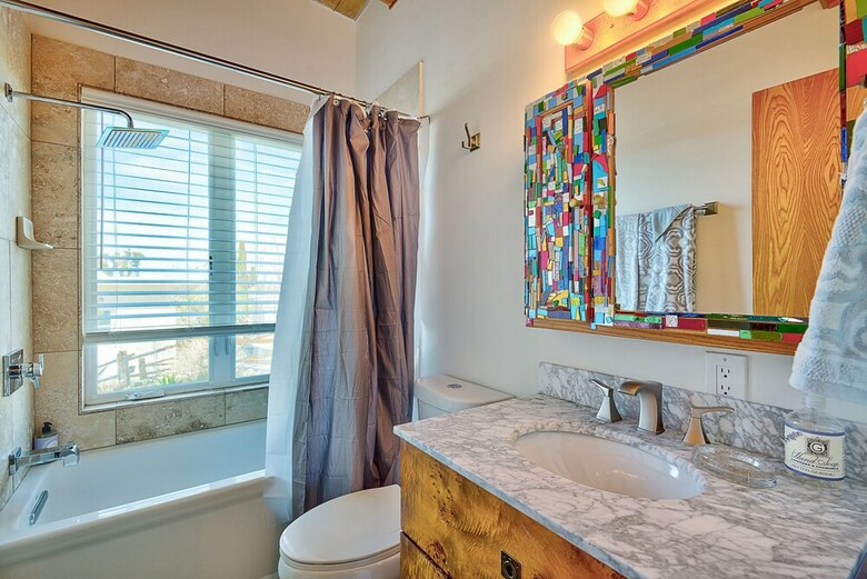 Classic 1960s Cottage On 10 Acres With Jacuzzi!