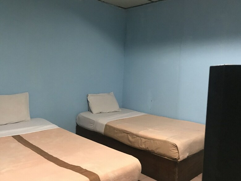 Spot On 89916 Gold Star Hotel