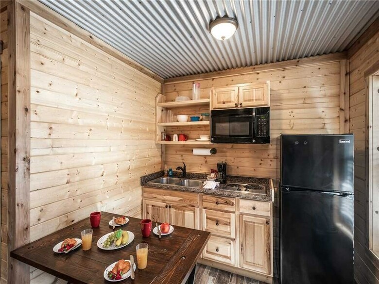 Eagle Creek Complex, Six Cabins, Indoor Heated Pool, Sleeps 28