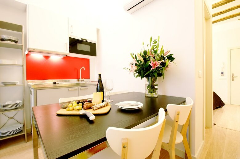 Short Stay Group Borne Pop Art Serviced Apartments