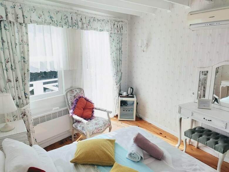 Hotel Lotus Restaurant & Home