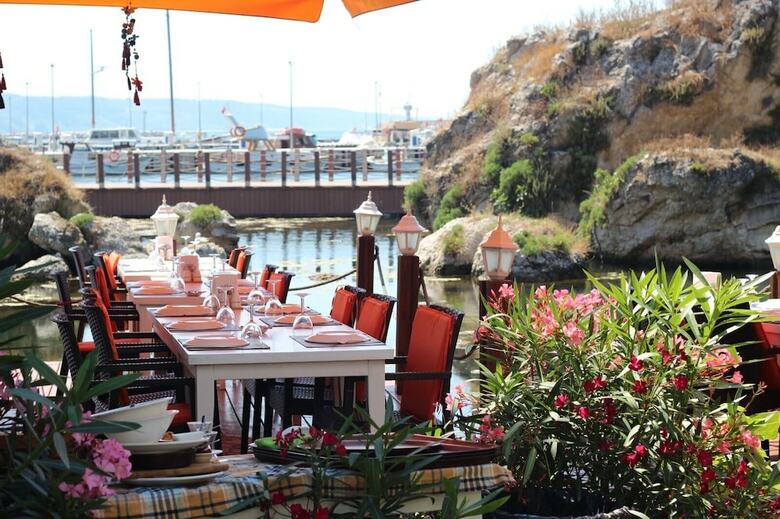 Hotel Lotus Restaurant & Home