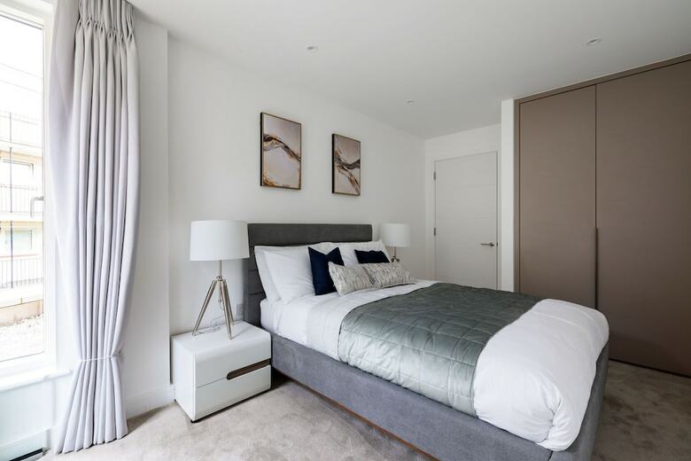 Luxury 2 Bed Apartment In Olympia Kensington