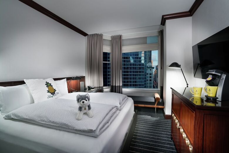 Staypineapple, An Iconic Hotel, The Loop Chicago