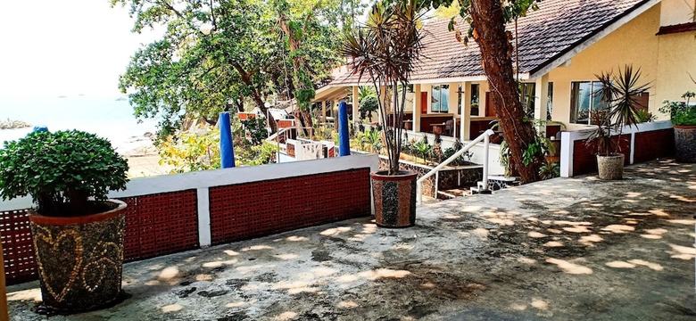 Bed & Breakfast Bunga Ayu Seaside Resort