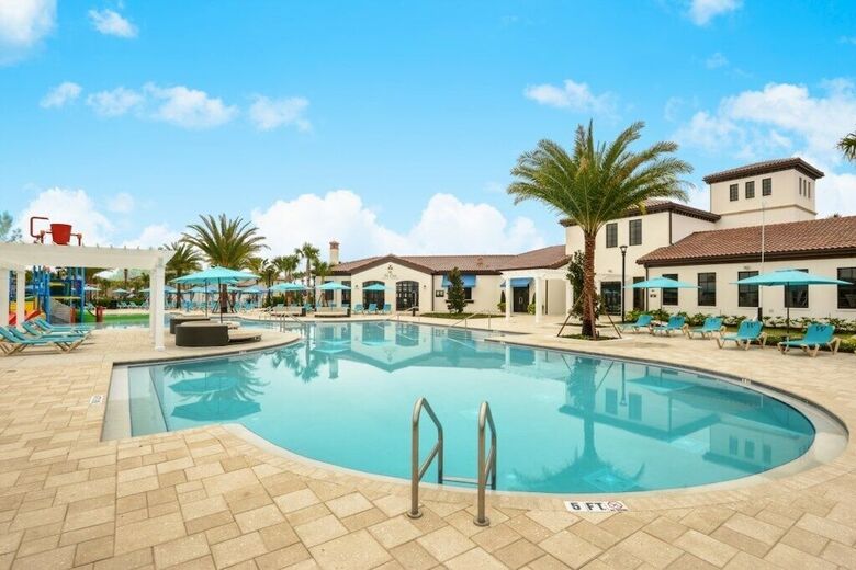 Villa 8 Bedroom Vacation Home In Windsor At Westside