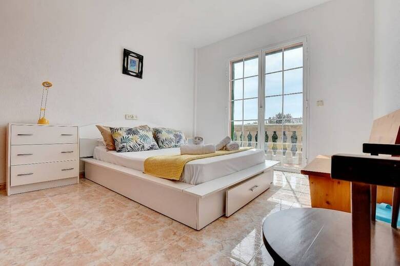 Villa - 5 Bedrooms With Pool And Wifi - 107783