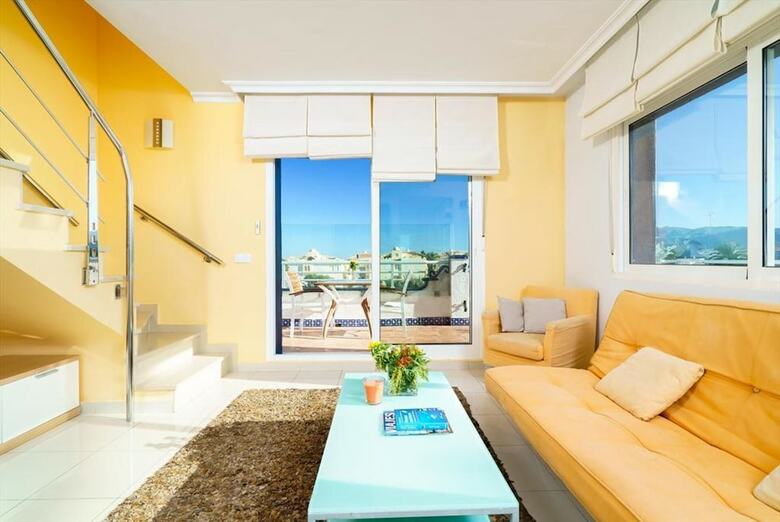Fantastic First Beach Line Attic Apartment, Sleep7
