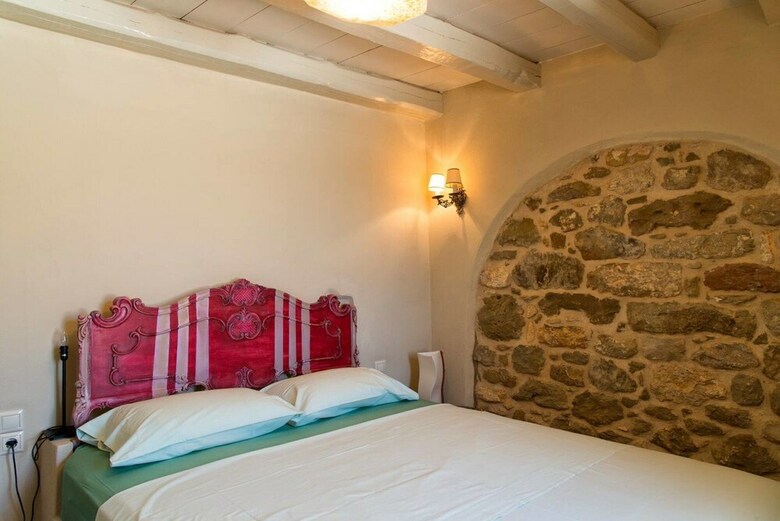 Dion: Artist's Stone House With Countryside Views
