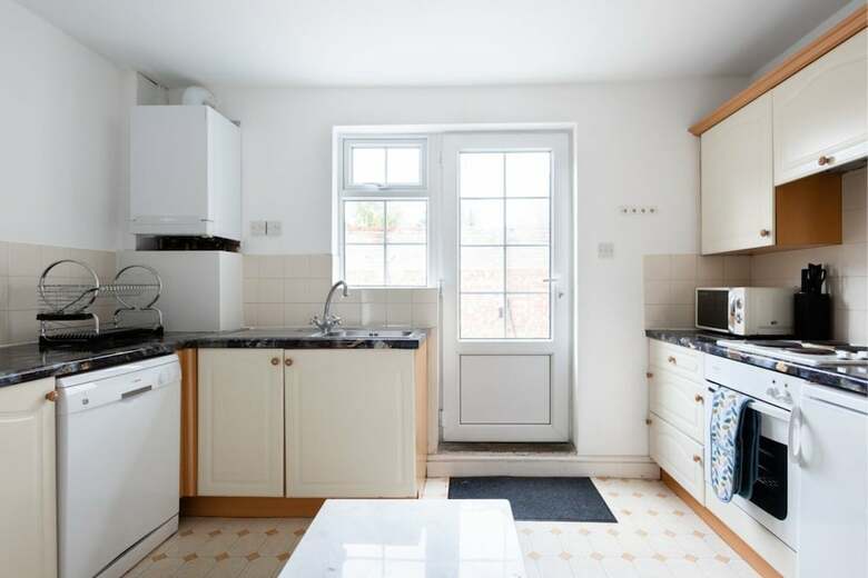 The Emmanuel Orchard - Central 4bdr Home With Parking