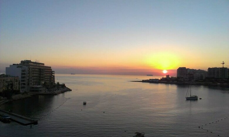 Getawaysmalta - Spinola Bay Seafront Apartment In St Julian's