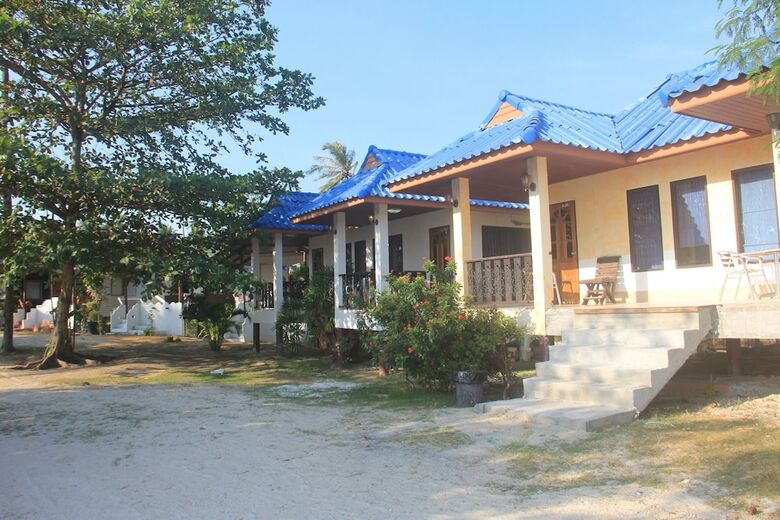 Hostal The Beach Village - Hostel