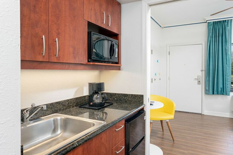 Beachside Hotel & Suites