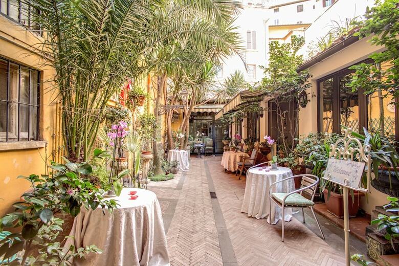 Navona Gallery & Garden Suites B&B