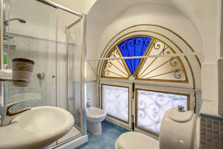 Navona Gallery & Garden Suites B&B