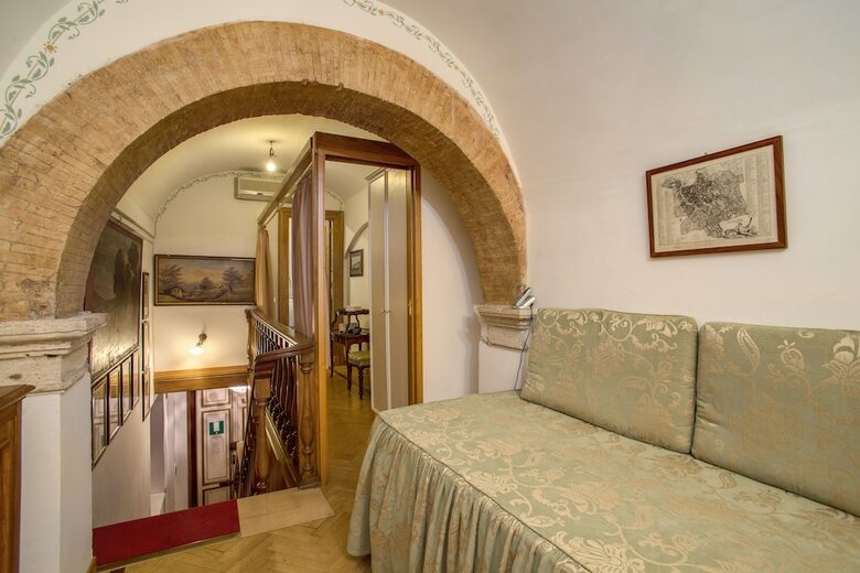 Navona Gallery & Garden Suites B&B