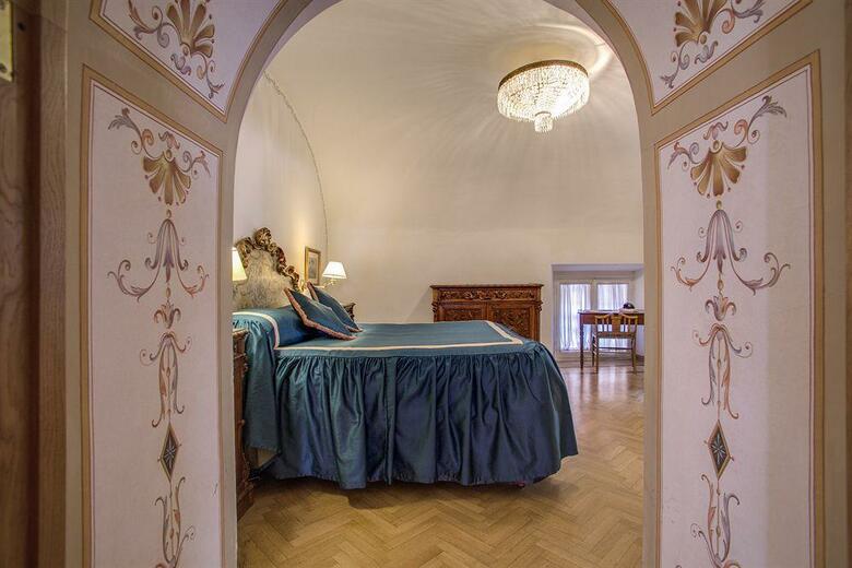 Navona Gallery & Garden Suites B&B