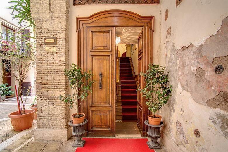 Navona Gallery & Garden Suites B&B