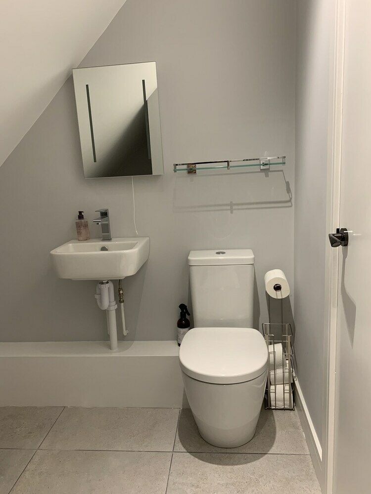 Stunning 1-bed Apartment In Newmarket