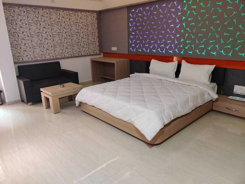 Hotel The Grand Takshak