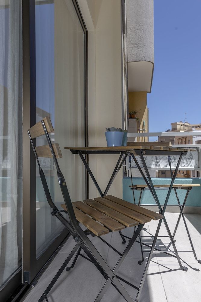 City Center Chic Apartment, Balcony